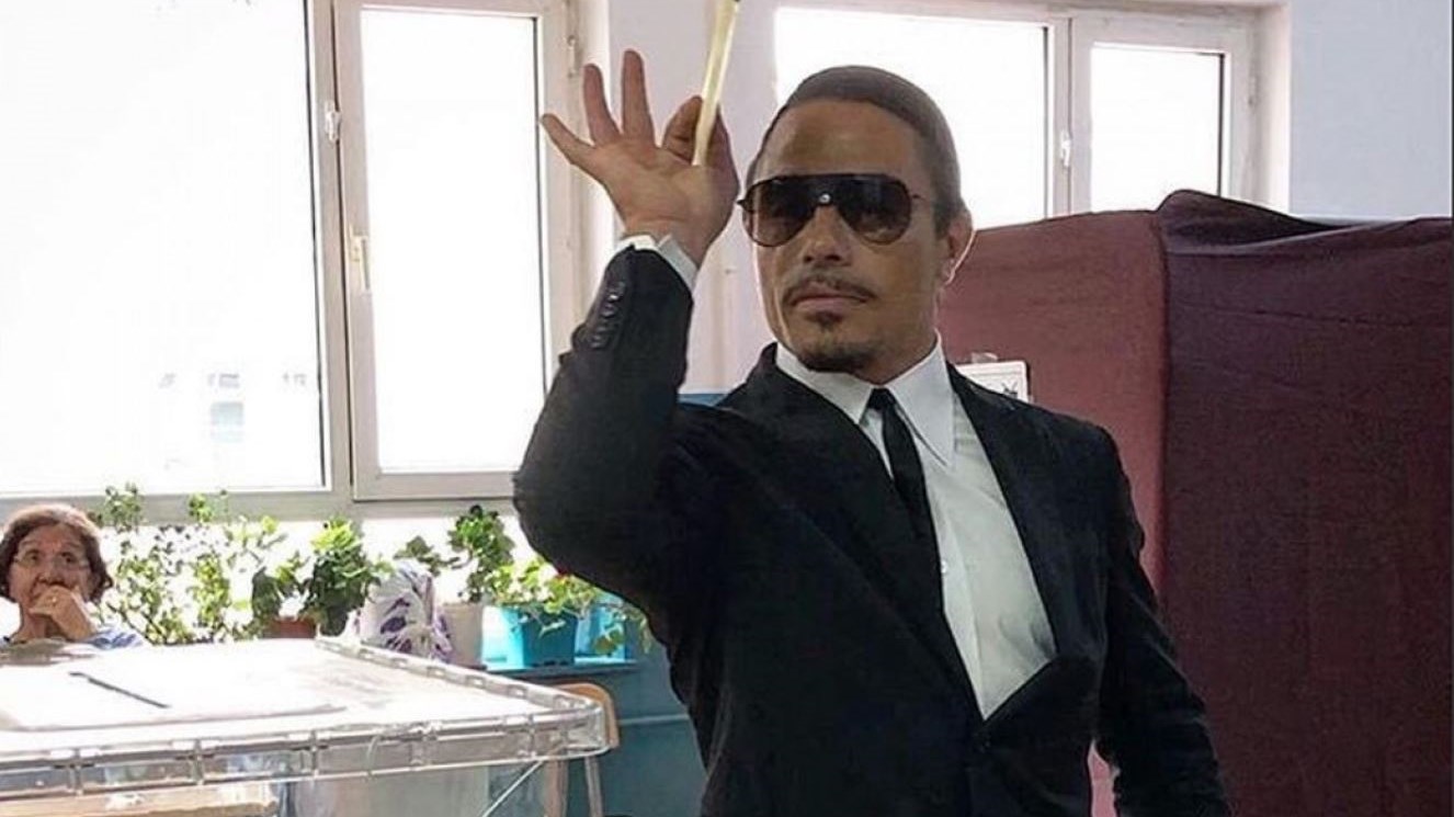 Με τον δικό του μοναδικό τρόπο ψήφισε ο διάσημος Τούρκος σεφ Νουσρέτ – ΦΩΤΟ