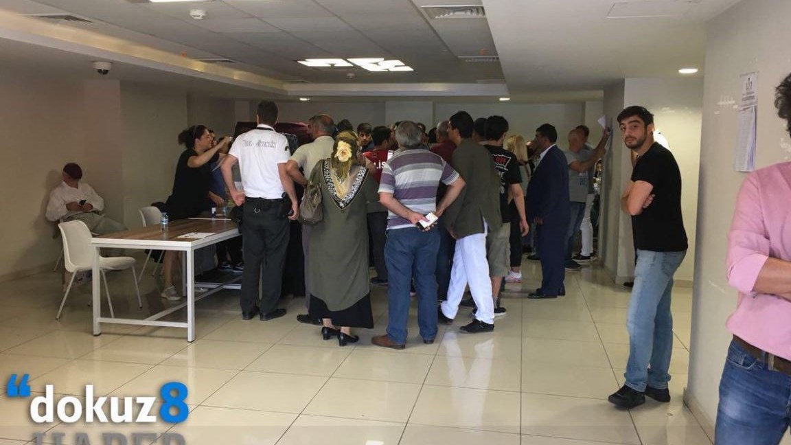 Ο κακός χαμός μεταξύ ψηφοφόρων σε εκλογικό κέντρο στην Κωνσταντινούπολη – Παρενέβη η αστυνομία