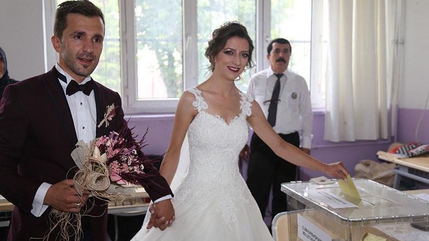 Άφησαν το γάμο και πήγαν…όχι για πουρνάρια αλλά για να ψηφίσουν – ΦΩΤΟ