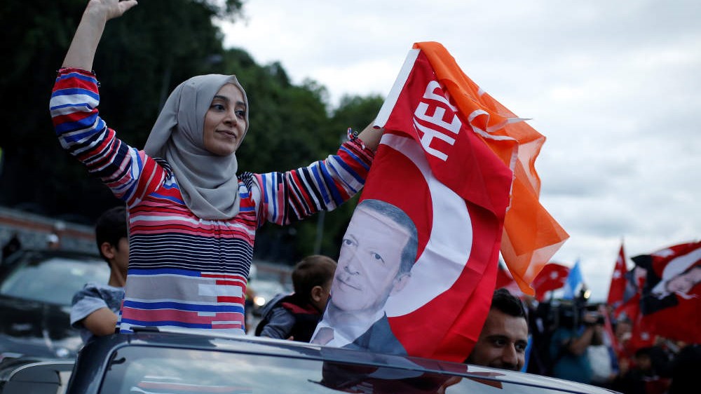 Στους δρόμους οι υποστηρικτές του Ερντογάν – Πανηγυρίζουν τη νίκη του – ΦΩΤΟ