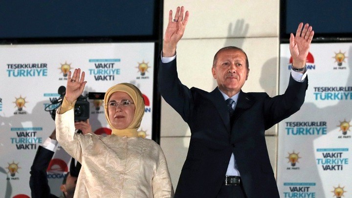 Ο Ερντογάν πανηγυρίζει την επανεκλογή του στην προεδρία της Τουρκίας