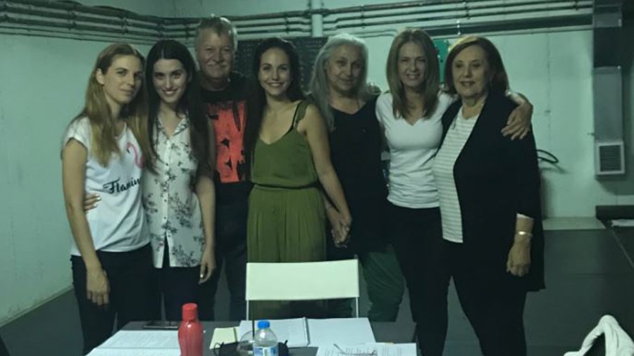 Οι πρώτες φωτογραφίες από το «Μη σκοτώνεις τη μαμά» που σκηνοθετεί η Εσκενάζυ