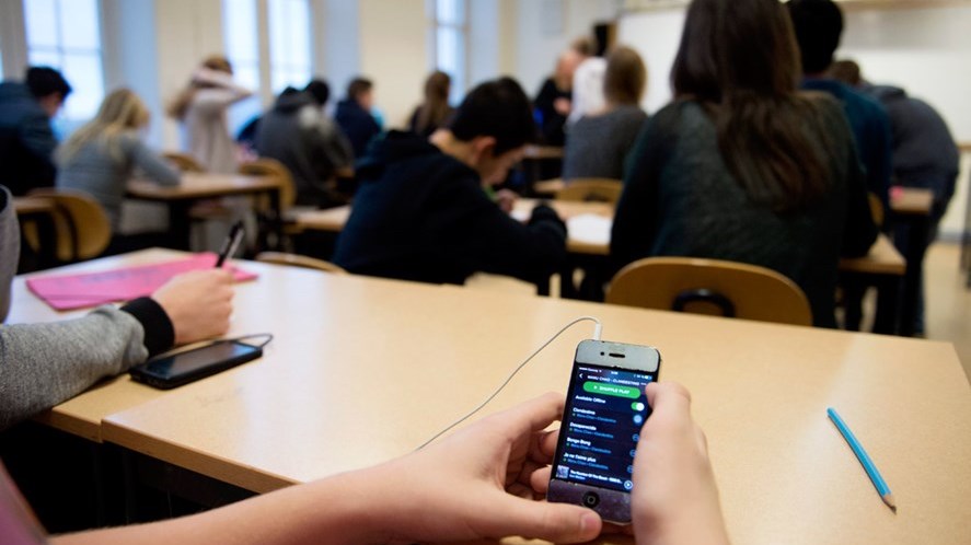 Το Υπουργείο Παιδείας απαγορεύει στους μαθητές να έχουν κινητά στο σχολείο