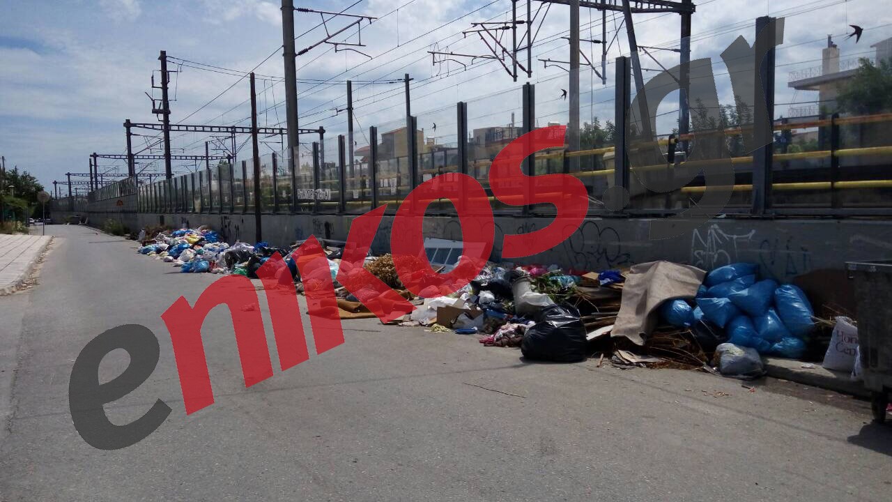 Εικόνες χάους στο Μενίδι από τα σκουπίδια στη μέση του δρόμου- ΦΩΤΟ Αναγνώστη