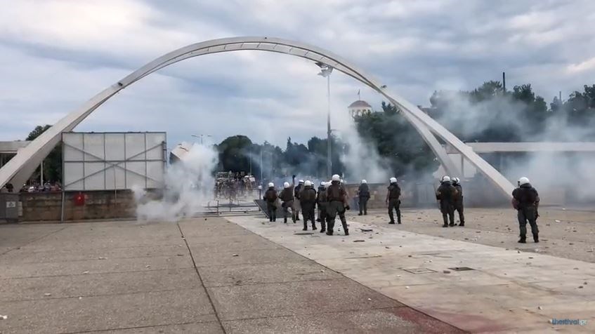 Πετροπόλεμος και χημικά στη Θεσσαλονίκη σε διαμαρτυρία κατά της συμφωνίας για το Σκοπιανό