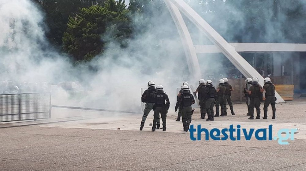 ΦΩΤΟ και ΒΙΝΤΕΟ από τον πετροπόλεμο στη Θεσσαλονίκη σε εκδήλωση του ΣΥΡΙΖΑ για το Σκοπιανό – Έπεσαν χημικά
