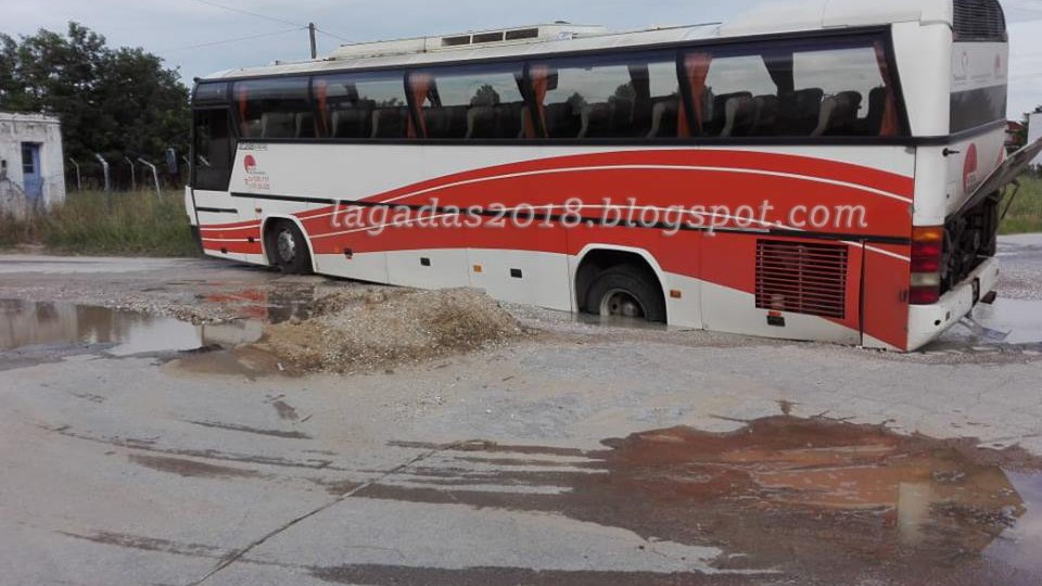 Λεωφορείο “βούλιαξε” στο οδόστρωμα – ΦΩΤΟ