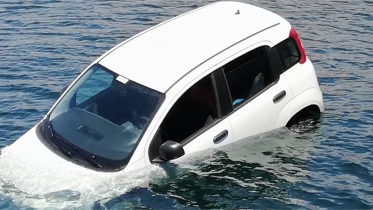 Αυτοκίνητο “βούτηξε” στο λιμάνι της Καβάλας – ΦΩΤΟ