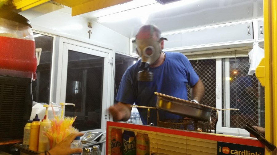 Καντινιέρης σερβίρει με… αντιασφυξιογόνα μάσκα στη Θεσσαλονίκη – ΦΩΤΟ