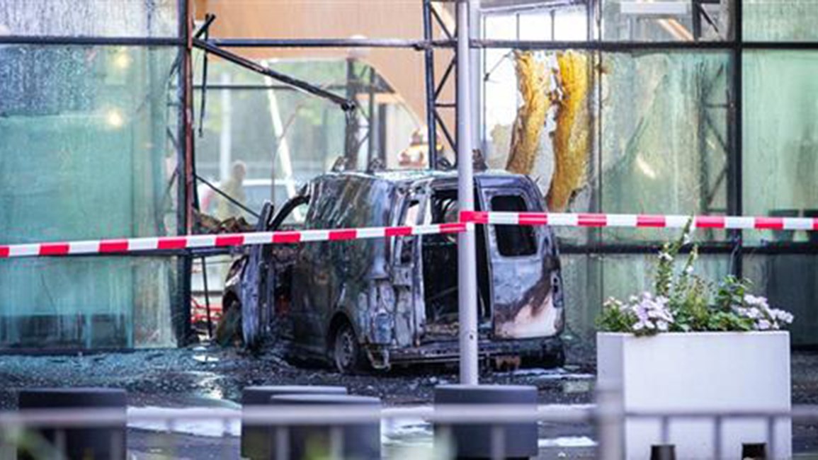 Όχημα εισέβαλλε στα γραφεία ολλανδικής εφημερίδας- ΒΙΝΤΕΟ