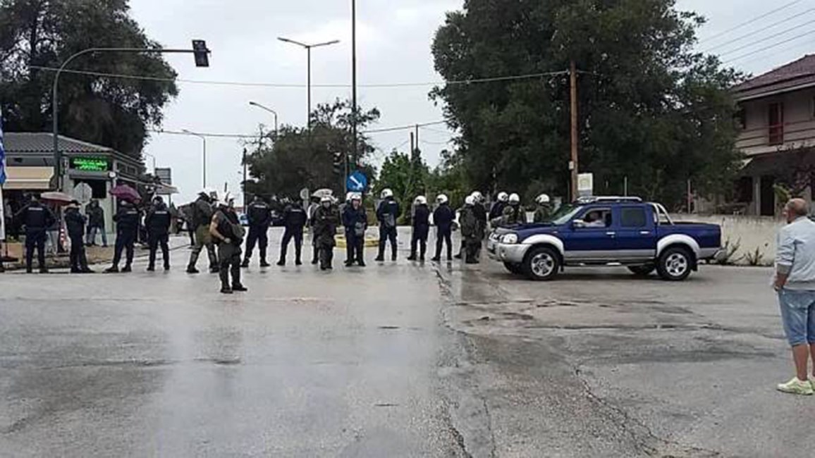 Κέρκυρα: Βγήκαν τα ΜΑΤ για να συνοδέψουν απορριμματοφόρα- ΦΩΤΟ