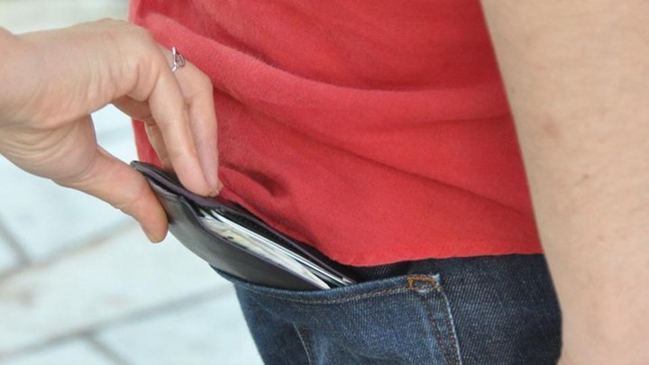 Σχολή για… πορτοφολάδες με “μαθητές” από το εξωτερικό και αμφίεση τουρίστα- Έτσι δρούσαν οι μακρυχέρηδες στο εμπορικό κέντρο της Αθήνας