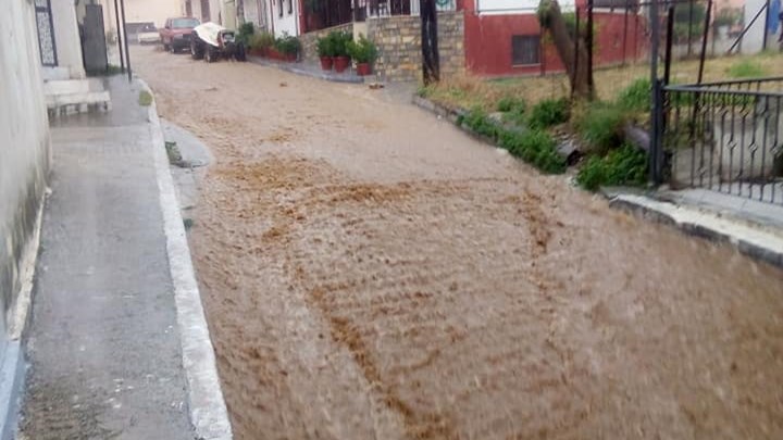 “Άνοιξαν” οι ουρανοί στη Μαγνησία: Πλημμύρισαν σπίτια – Εγκλωβίστηκε ζευγάρι σε αυτοκίνητο – ΦΩΤΟ