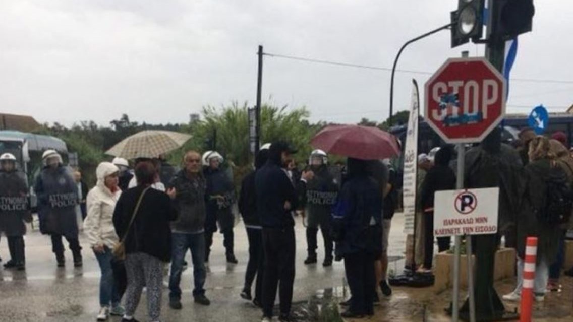 Σκηνικό “πολέμου” στην Κέρκυρα – Συγκρούσεις μεταξύ ΜΑΤ και κατοίκων για τα σκουπίδια