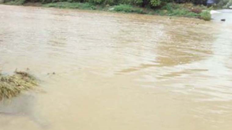 Δεν είναι εικόνες…αρχείου από το φθινόπωρο – Χείμαρροι οι δρόμοι της Λάρισας – ΦΩΤΟ