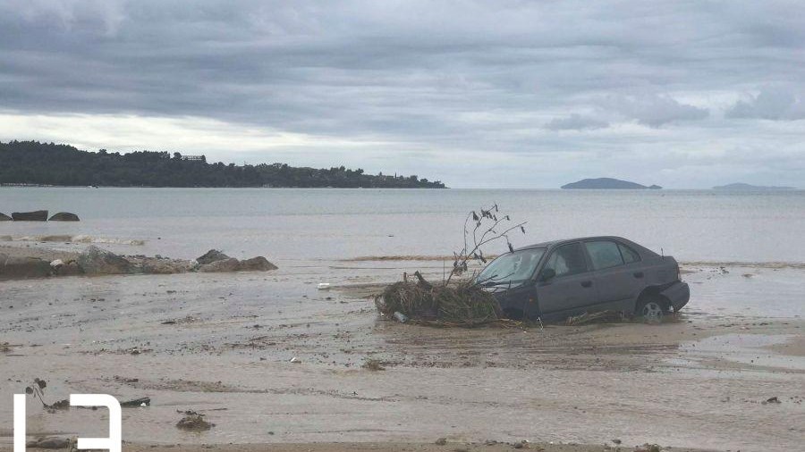Εικόνες αποκάλυψης στη Χαλκιδική – Αυτοκίνητα παρασύρθηκαν στη θάλασσα – ΒΙΝΤΕΟ – ΦΩΤΟ