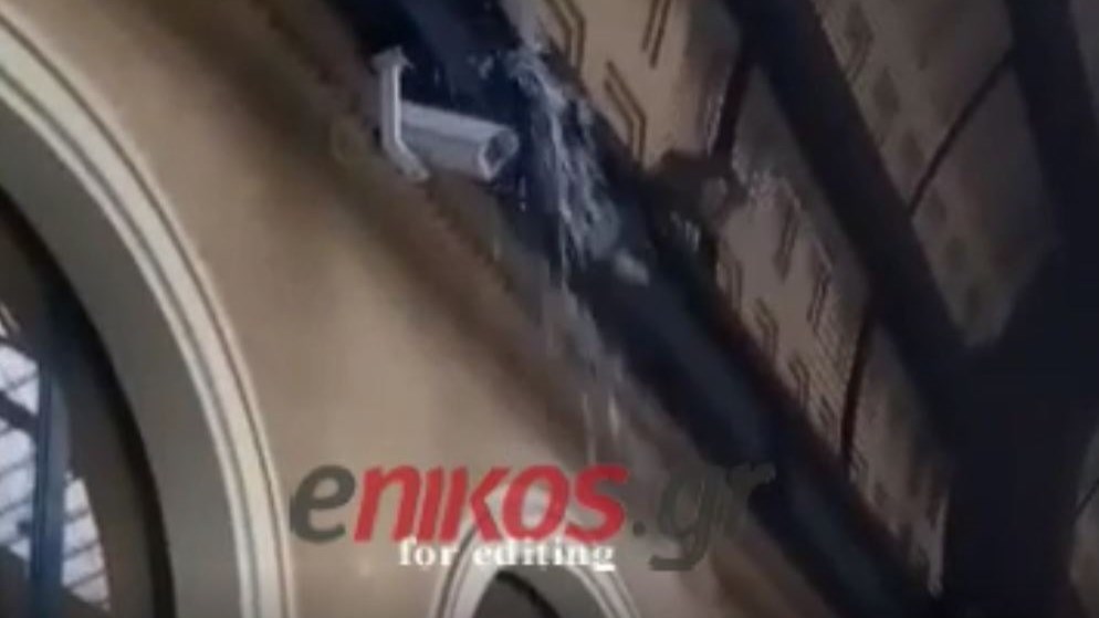 “Καταρράκτης” από τη σφοδρή βροχόπτωση στον σταθμό του ΗΣΑΠ στον Πειραιά – ΒΙΝΤΕΟ αναγνώστη
