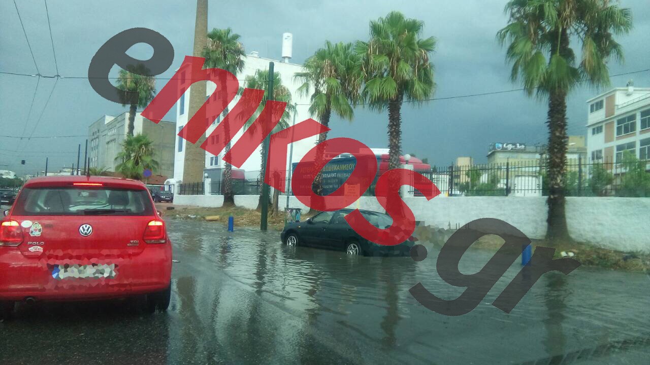 Η Πειραιώς έγινε… ποτάμι από τη βροχή – ΦΩΤΟ αναγνώστη