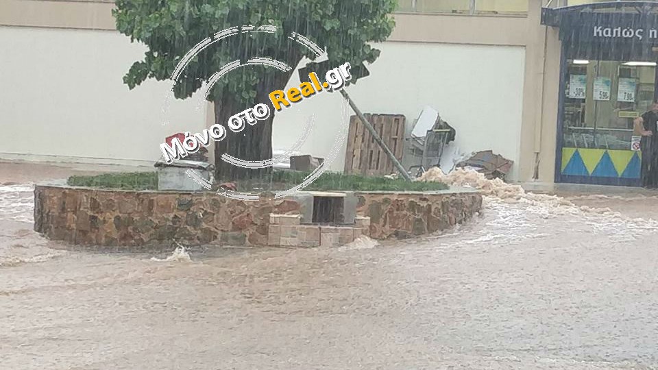 Συγκλονιστικές εικόνες από τη Μάνδρα – Οι δρόμοι έχουν μετατραπεί σε ποτάμια – ΒΙΝΤΕΟ