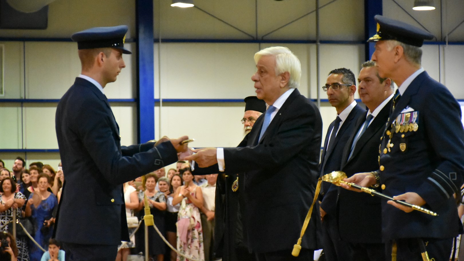 Ο Προκόπης Παυλόπουλος παρέδωσε τα ξίφη σε 57 ανθυποσμηναγούς σε ειδική τελετή της σχολής Ικάρων