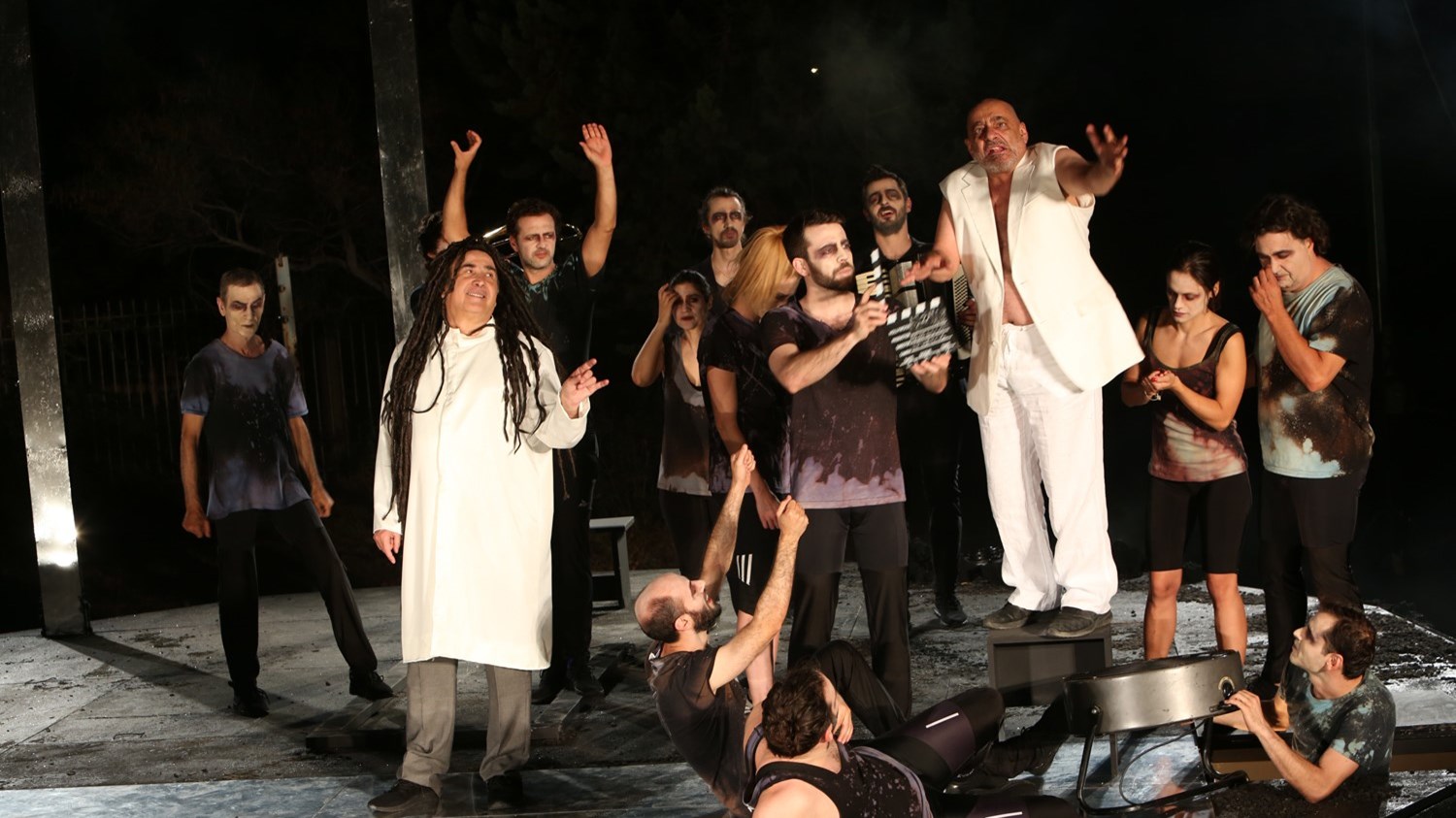 Το enikos.gr απαθανάτισε τον Λαζόπουλο ως…Ευριπίδη!