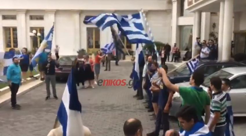 Με ελληνικές σημαίες οι κάτοικοι της Μενεμένης πάνε στο συλλαλητήριο για τη Μακεδονία στη Θεσσαλονίκη – ΒΙΝΤΕΟ αναγνώστη