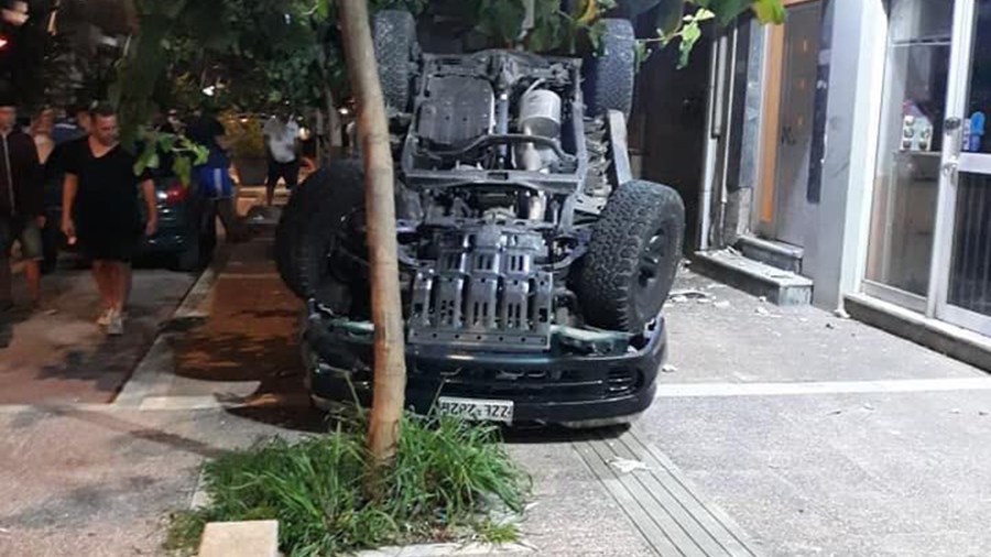 Τρελή πορεία αυτοκινήτου στην Καλαμάτα – Σάρωσε τα πάντα στο πέρασμά του – ΒΙΝΤΕΟ – ΦΩΤΟ