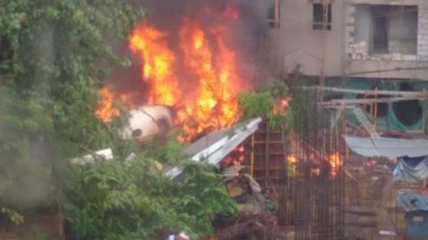 Τραγωδία στη Βομβάη- Οι πρώτες εικόνες από τη συντριβή του αεροσκάφους