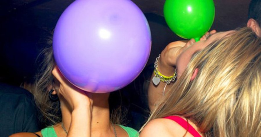 Συνελήφθησαν ιδιοκτήτες νυχτερινών κέντρων που πουλούσαν μπαλόνια με “αέριο γέλιου”