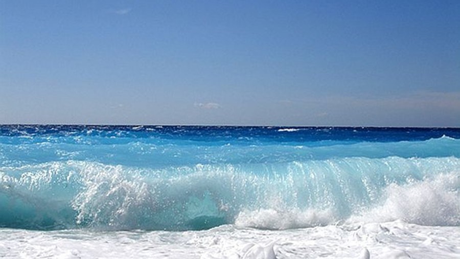 Ναυαγός πάνω σε… στρώμα: Την πήρε το κύμα και την έψαχναν