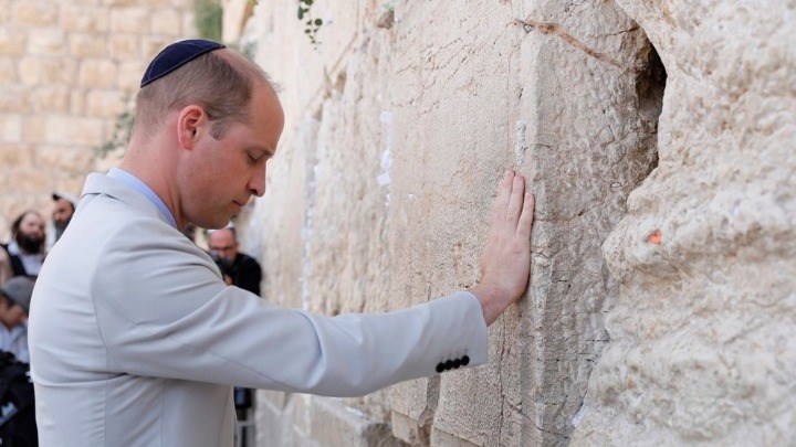 Ο πρίγκιπας Ουίλιαμ στο Τείχος των Δακρύων – ΦΩΤΟ