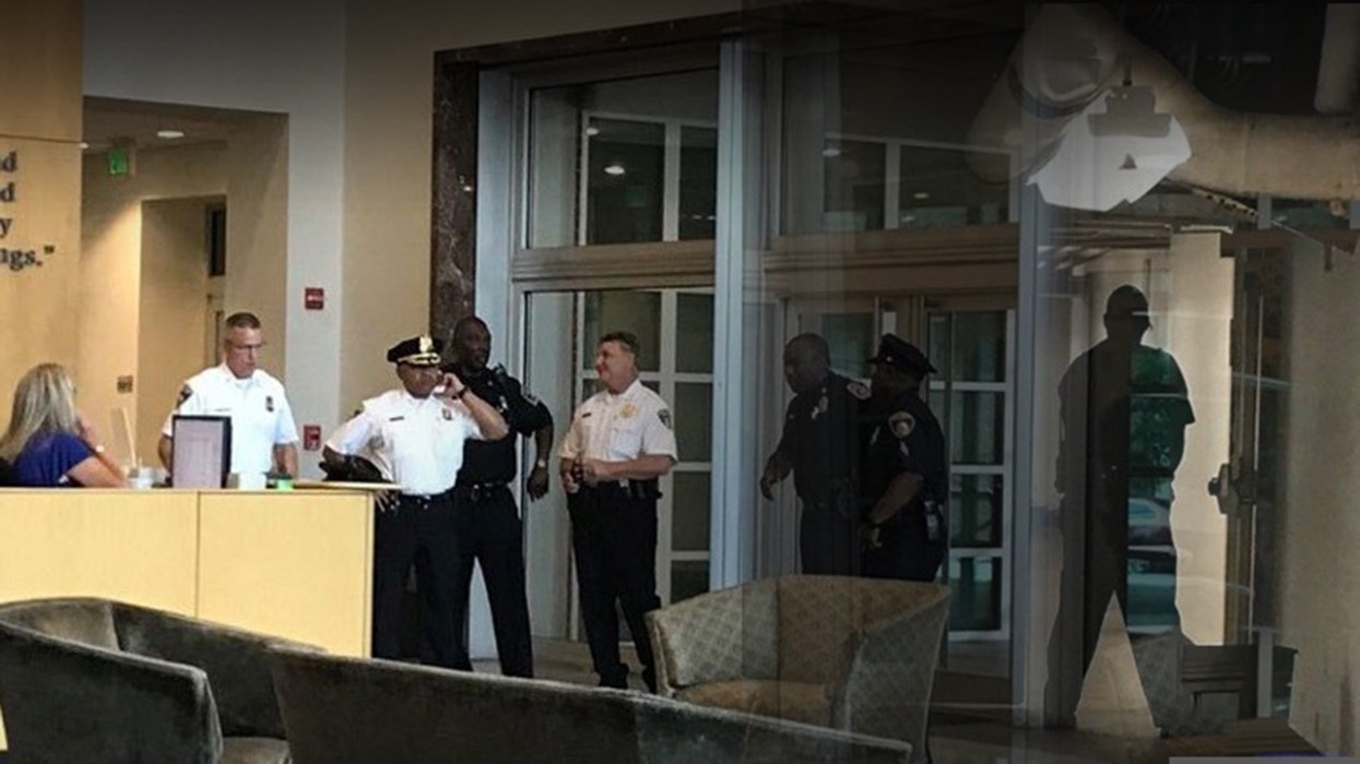 Οι πρώτες εικόνες από το μακελειό στο Μέριλνατ – ΒΙΝΤΕΟ – ΦΩΤΟ