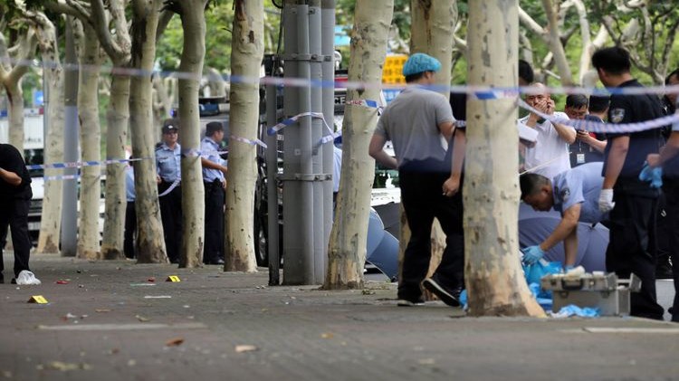 Άνδρας επιτέθηκε με μαχαίρι σε τρία αγόρια και μία γυναίκα δίπλα σε σχολείο – ΒΙΝΤΕΟ