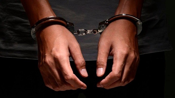 Με σπασμένα μπουκάλια και τέιζερ απειλούσαν για να ληστέψουν τουρίστες στην Ακρόπολη