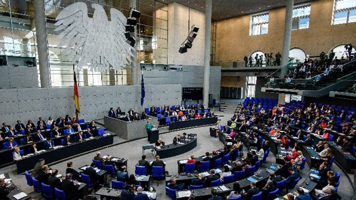 Γερμανική βουλή: Εγκρίθηκε με ευρεία πλειοψηφία η συμφωνία του Eurogroup για το ελληνικό πρόγραμμα