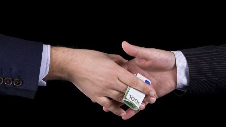 Αποκάλυψη Realfm 97,8: Σκάνδαλο με κύκλωμα που εξέδιδε πλαστές ελληνικές βίζες