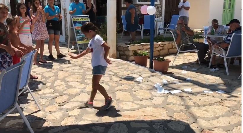 Κοριτσάκι χορεύει ζεϊμπέκικο στο Καστελόριζο και γίνεται viral – ΒΙΝΤΕΟ