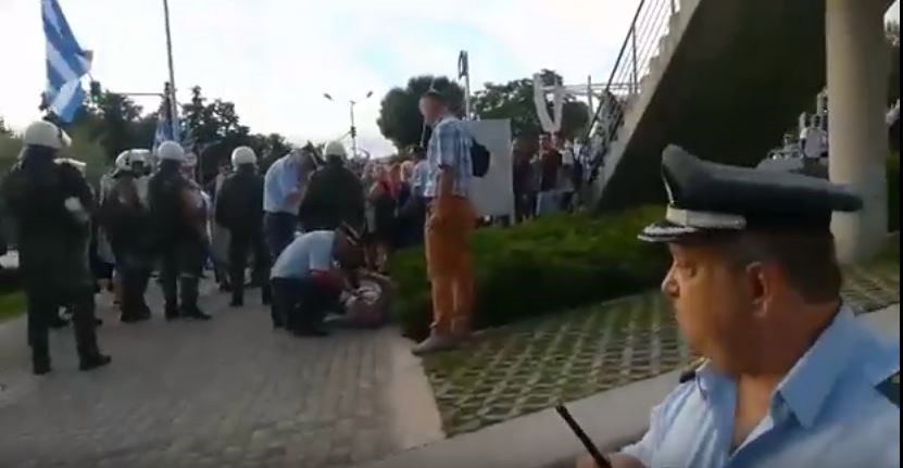 Ένταση έξω από το δημαρχείο Θεσσαλονίκης – Πολίτης καταγγέλλει ότι διαδηλωτές τον χτύπησαν με κοντάρι – ΒΙΝΤΕΟ