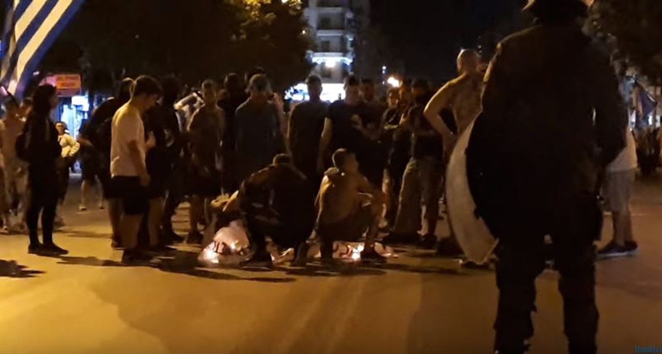 Διαδήλωση για την Μακεδονία στην Θεσσαλονίκη – Έκαψαν πανό αντιεξουσιαστών στο άγαλμα Βενιζέλου – Αλλοδαπός επιτέθηκε με μαχαίρι σε διαδηλωτές – ΒΙΝΤΕΟ