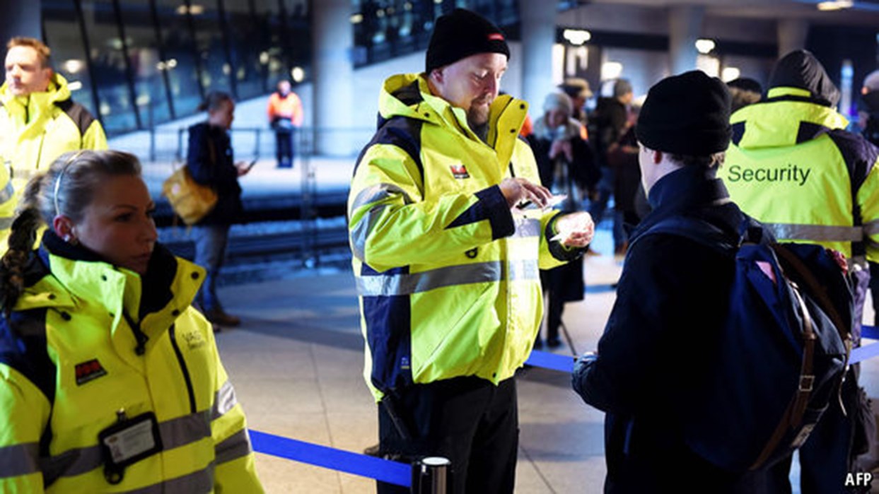 Εντείνονται οι έλεγχοι στα σύνορα της Σουηδίας υπό το φόβο της «απειλής των μεταναστών»