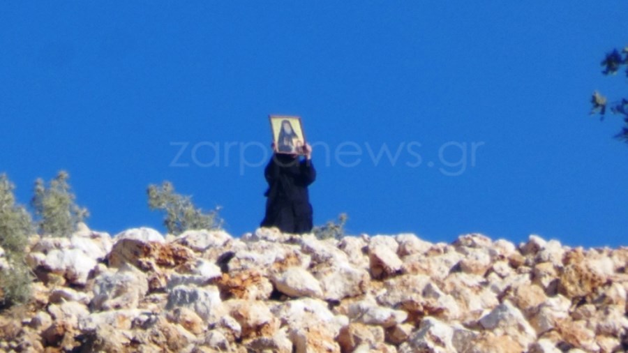 Μοναχές με τις εικόνες στα χέρια προσεύχονταν να μην καεί το μοναστήρι – ΦΩΤΟ