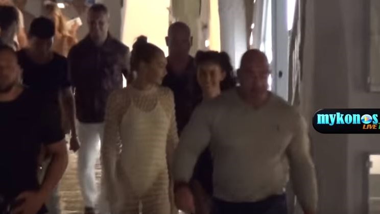 Η Τζίτζι Χαντίντ ξεσαλώνει στη Μύκονο – Η άσεμνη χειρονομία στην κάμερα – ΒΙΝΤΕΟ