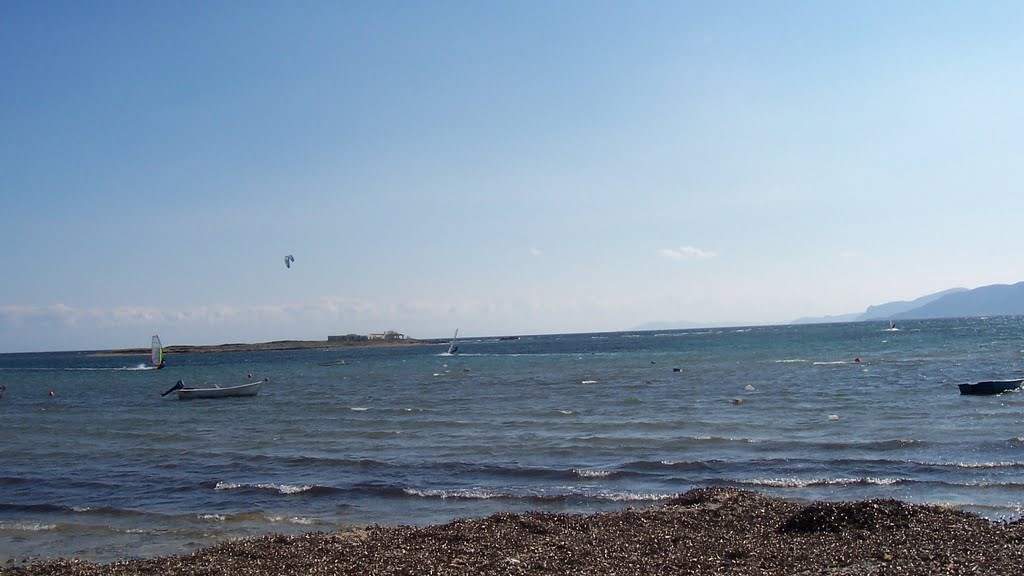 Τον πήρε ο ύπνος στο στρώμα και παρασύρθηκε από τα ρεύματα – Η περιπέτεια ενός 19χρονου στη Λούτσα