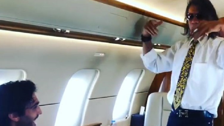 Ο Ψινάκης «τα σπάει» μέσα σε αεροπλάνο – Χορεύει το «θέλω να σε ξαναδώ»  – ΒΙΝΤΕΟ