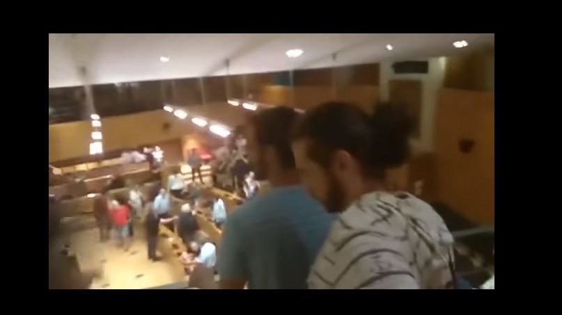 Τραγούδησαν το «Μακεδονία ξακουστή» σε εκδήλωση του ΣΥΡΙΖΑ – ΒΙΝΤΕΟ