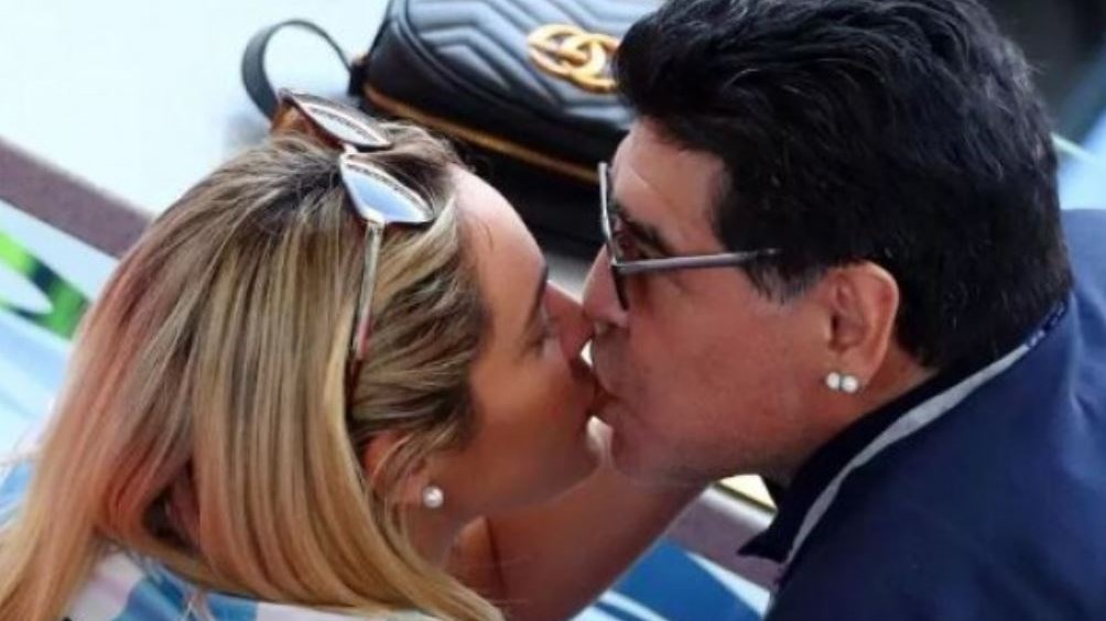 Τα φιλιά του Μαραντόνα στη σύντροφό του μπροστά στο «φαινόμενο» – ΦΩΤΟ