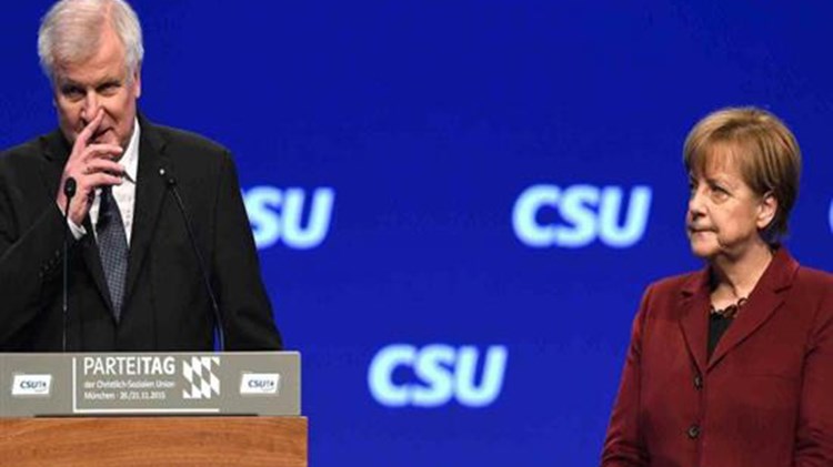 Καταρρέει η κυβέρνηση Μέρκελ; – Απειλεί με παραίτηση για το προσφυγικό ο Ζεεχόφερ