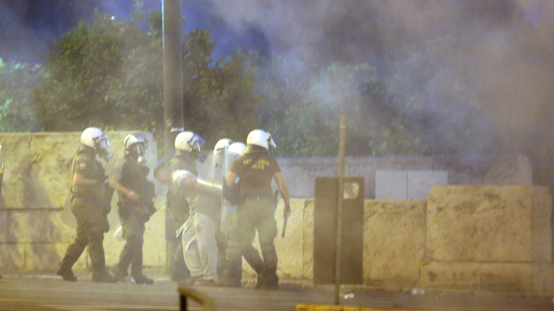 Στον εισαγγελέα οι τρεις συλληφθέντες για τα επεισόδια στο Σύνταγμα