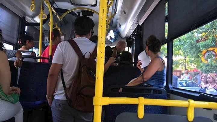 Μόνο από την μπροστινή πόρτα από σήμερα η είσοδος σε λεωφορεία και τρόλεϊ