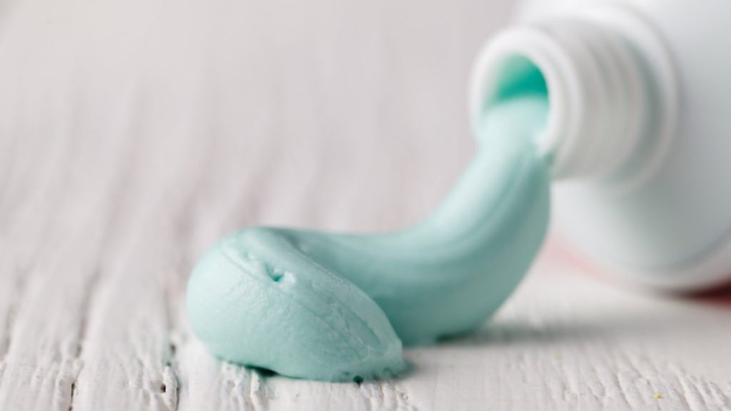 Δείτε γιατί πρέπει να έχετε μια οδοντόκρεμα δίπλα στο καλάθι με τα άπλυτα